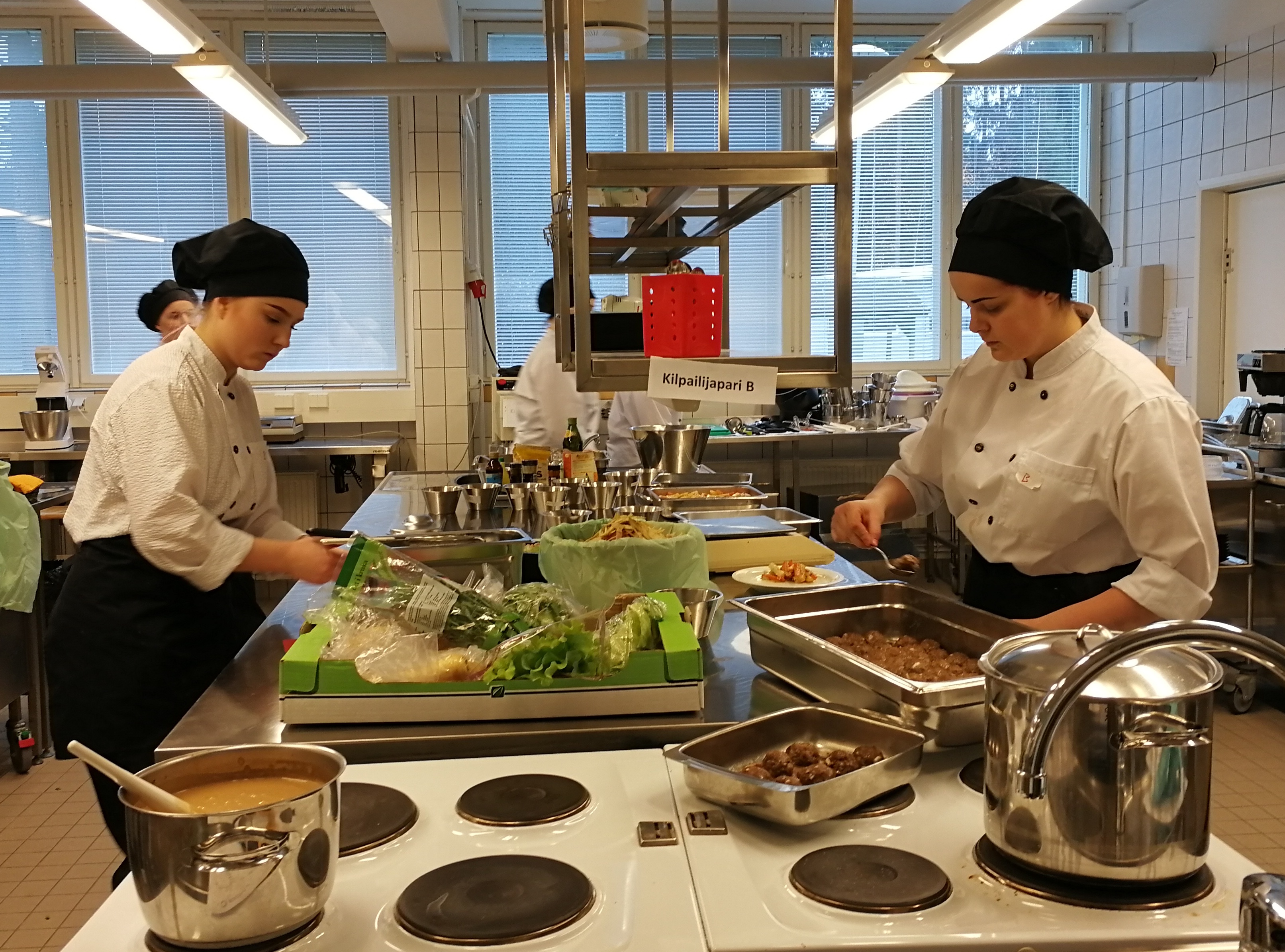 Cateringkokkiopiskelijat kilpailivat Nivalan ammattiopistossa. (Kuva: Sisko Juola)